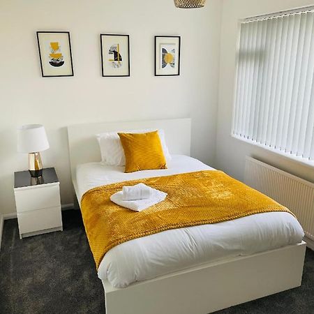 Wolverhampton Large 3 Bedrooms 5 Bed House Perfect For Short & Long Stays Contractors Business Nhs Insurance 1 Bathroom And Separate Wc Private Garden Driveway For 2 Large Vehicles Close To City Centre M6 M54 And Walsall Willenhall Cannock Property Εξωτερικό φωτογραφία