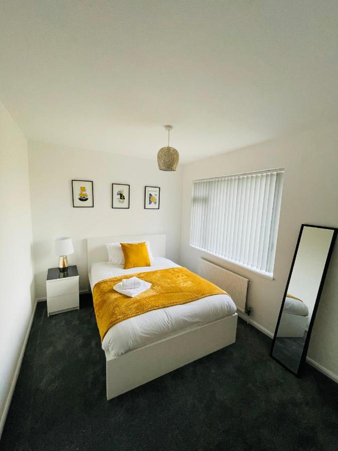 Wolverhampton Large 3 Bedrooms 5 Bed House Perfect For Short & Long Stays Contractors Business Nhs Insurance 1 Bathroom And Separate Wc Private Garden Driveway For 2 Large Vehicles Close To City Centre M6 M54 And Walsall Willenhall Cannock Property Εξωτερικό φωτογραφία