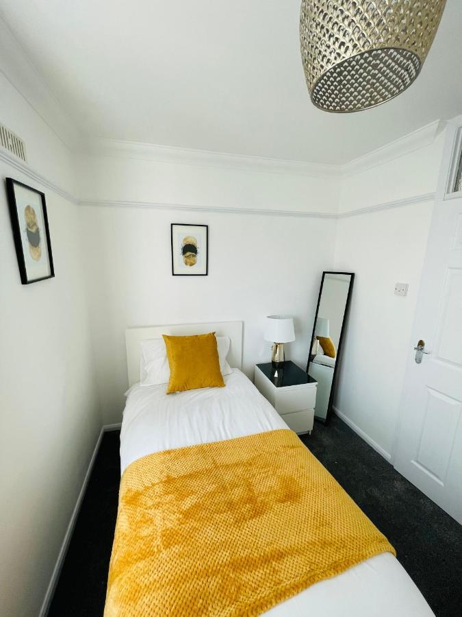Wolverhampton Large 3 Bedrooms 5 Bed House Perfect For Short & Long Stays Contractors Business Nhs Insurance 1 Bathroom And Separate Wc Private Garden Driveway For 2 Large Vehicles Close To City Centre M6 M54 And Walsall Willenhall Cannock Property Εξωτερικό φωτογραφία