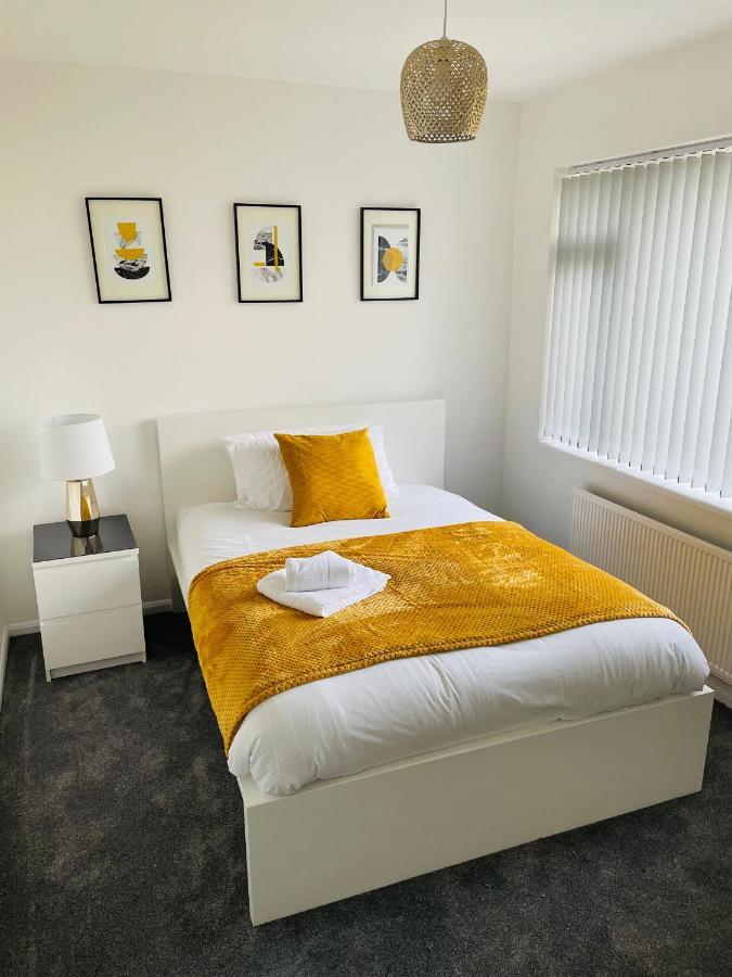 Wolverhampton Large 3 Bedrooms 5 Bed House Perfect For Short & Long Stays Contractors Business Nhs Insurance 1 Bathroom And Separate Wc Private Garden Driveway For 2 Large Vehicles Close To City Centre M6 M54 And Walsall Willenhall Cannock Property Εξωτερικό φωτογραφία