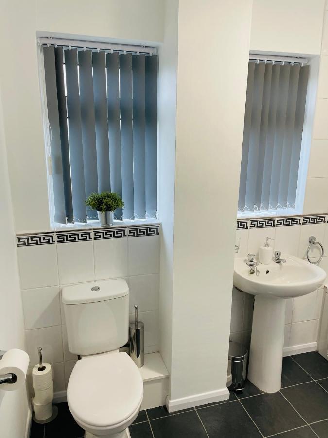 Wolverhampton Large 3 Bedrooms 5 Bed House Perfect For Short & Long Stays Contractors Business Nhs Insurance 1 Bathroom And Separate Wc Private Garden Driveway For 2 Large Vehicles Close To City Centre M6 M54 And Walsall Willenhall Cannock Property Εξωτερικό φωτογραφία