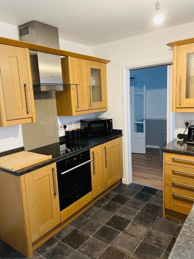 Wolverhampton Large 3 Bedrooms 5 Bed House Perfect For Short & Long Stays Contractors Business Nhs Insurance 1 Bathroom And Separate Wc Private Garden Driveway For 2 Large Vehicles Close To City Centre M6 M54 And Walsall Willenhall Cannock Property Εξωτερικό φωτογραφία