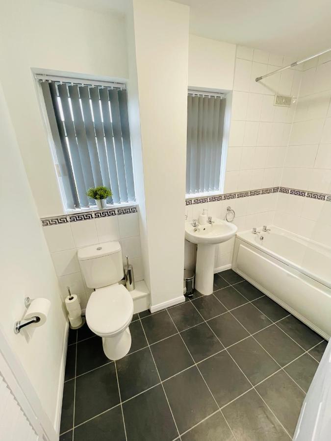 Wolverhampton Large 3 Bedrooms 5 Bed House Perfect For Short & Long Stays Contractors Business Nhs Insurance 1 Bathroom And Separate Wc Private Garden Driveway For 2 Large Vehicles Close To City Centre M6 M54 And Walsall Willenhall Cannock Property Εξωτερικό φωτογραφία