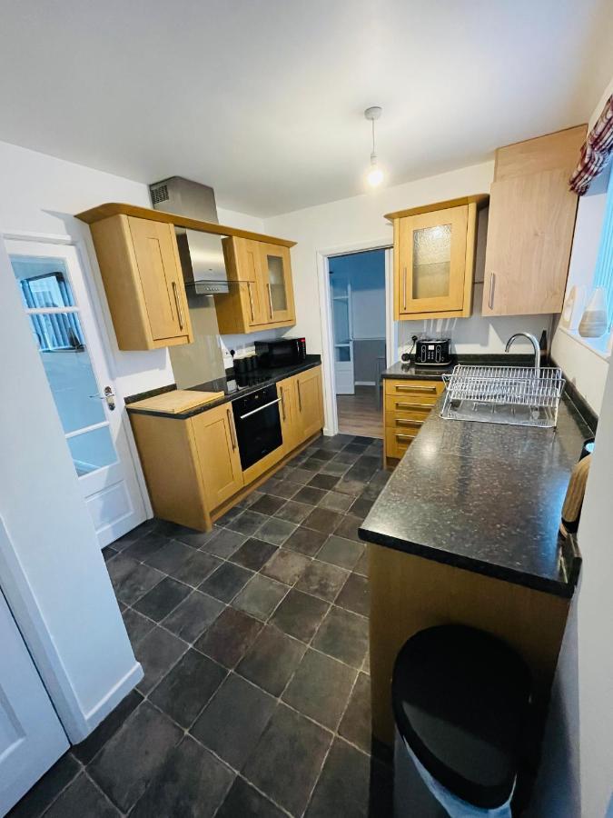 Wolverhampton Large 3 Bedrooms 5 Bed House Perfect For Short & Long Stays Contractors Business Nhs Insurance 1 Bathroom And Separate Wc Private Garden Driveway For 2 Large Vehicles Close To City Centre M6 M54 And Walsall Willenhall Cannock Property Εξωτερικό φωτογραφία